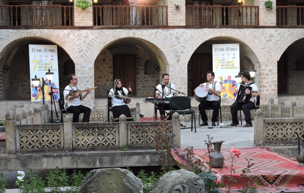 “Təbriz” ansamblının Şəki festivalında çıxışı maraqla qarşılanıb VİDEO