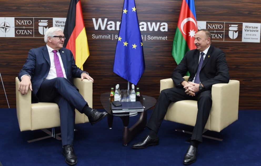 Präsident Ilham Aliyev kommt mit Frank-Walter Steinmeier zusammen VIDEO