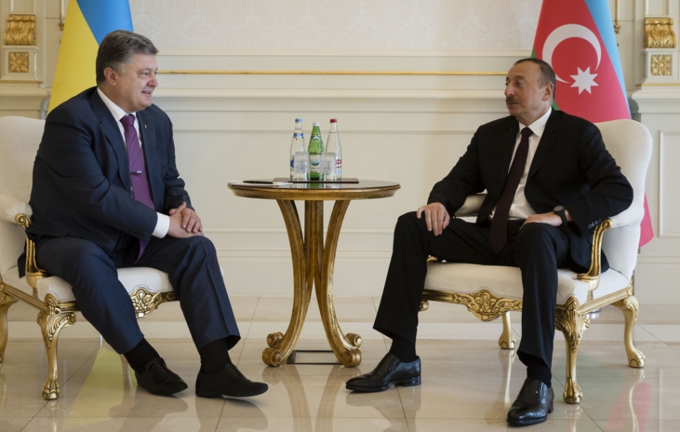 Treffen zwischen den Präsidenten von Aserbaidschan und der Ukraine unter vier Augen VIDEO