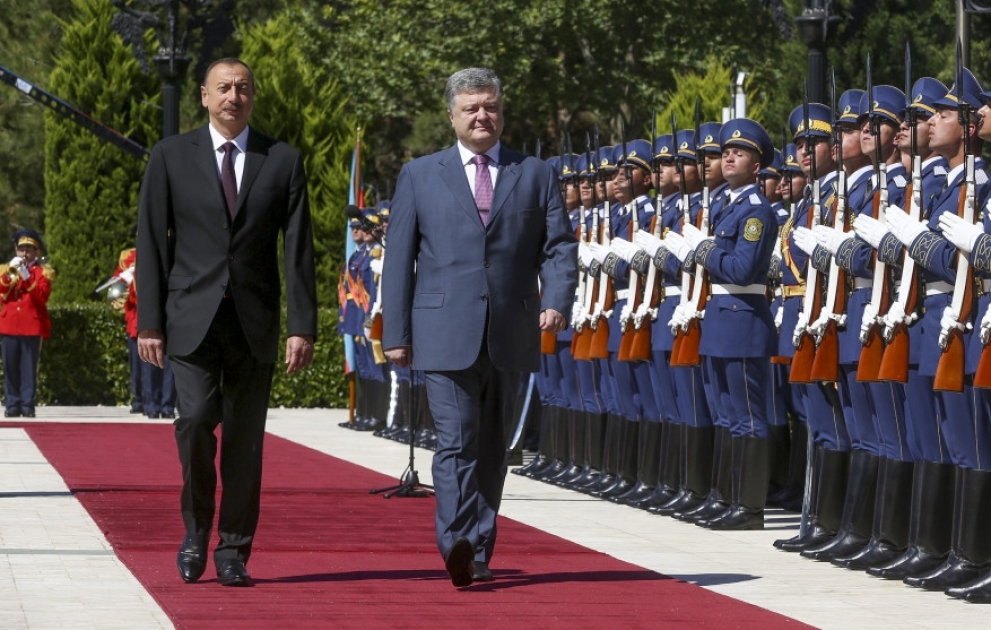 Offizieller Empfang von Präsident der Ukraine Petro Poroschenko in Baku VIDEO