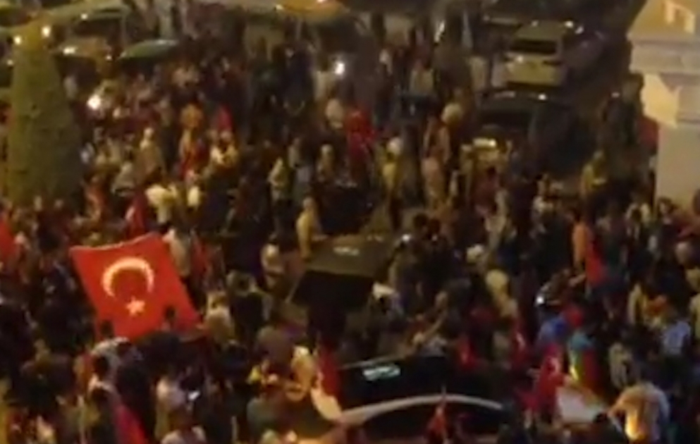 Türkiyə əhalisi hərbi çevriliş cəhdinə ciddi müqavimət göstərir VİDEO