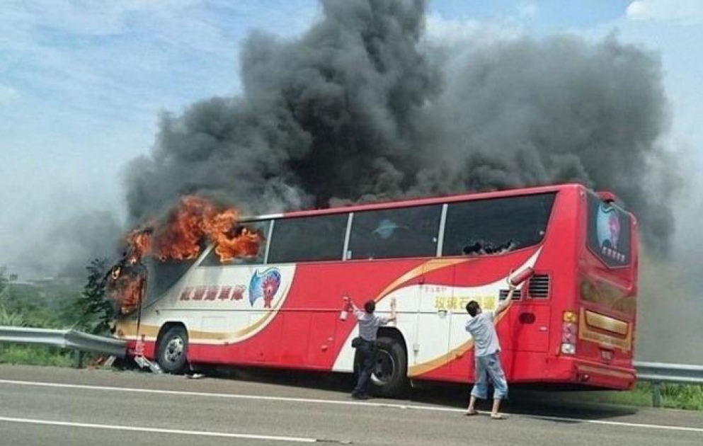 На Тайване туристический автобус попал в ДТП, 26 человек погибли ВИДЕО