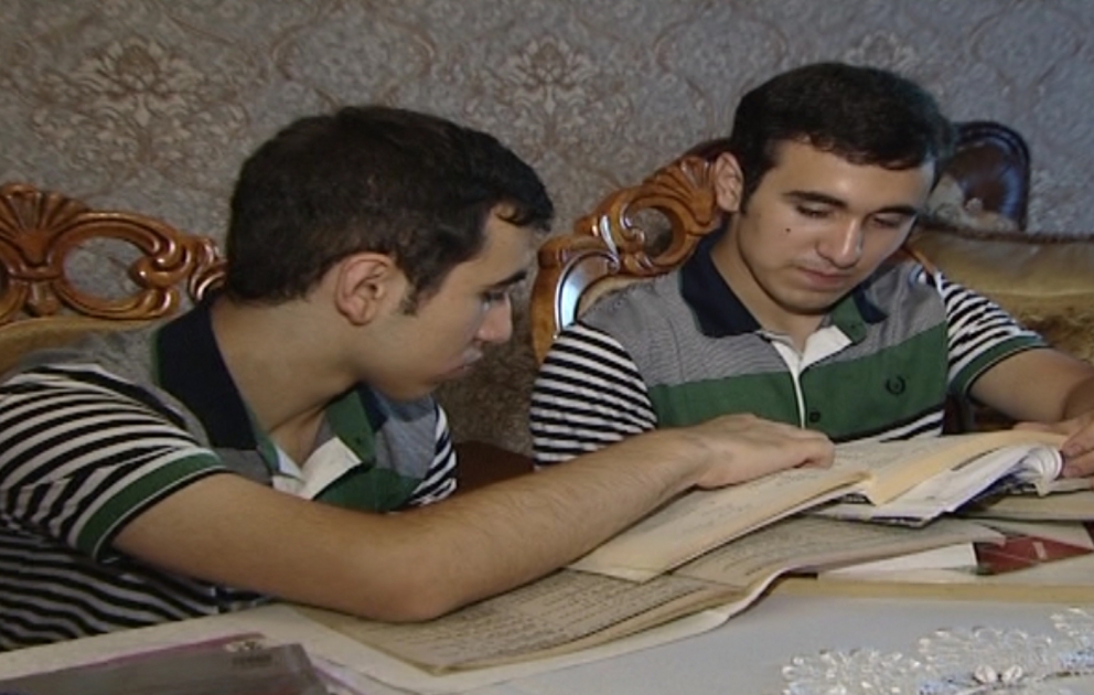 İmtahanlarda əkiz qardaşlardan biri 700, digəri 685 bal toplayıb VİDEO