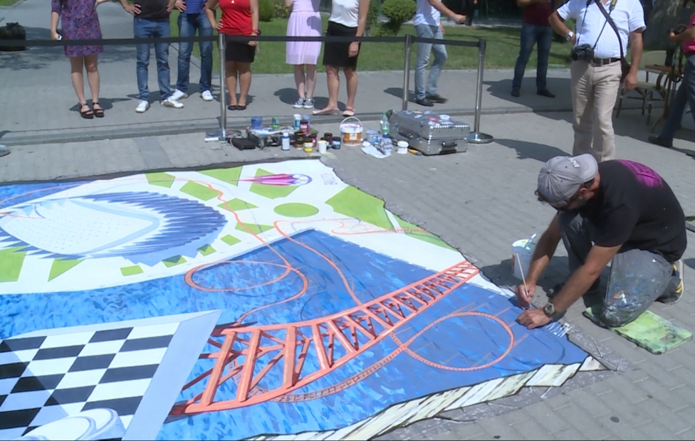 Ukraynalı rəssam Bakı Şahmat Olimpiadası ilə bağlı hazırladığı 3D “street-art” əsərini təqdim edib VİDEO