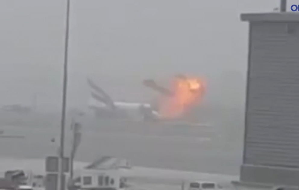 Dubay aeroportunda uğursuz eniş edən təyyarədə yanğın söndürülüb VİDEO