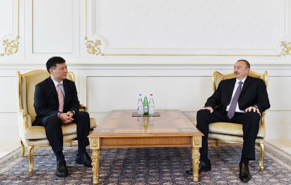 Präsident Ilham Aliyev empfängt neuen Botschafter Chinas zur Entgegennahme des Beglaubigungsschreibens VIDEO