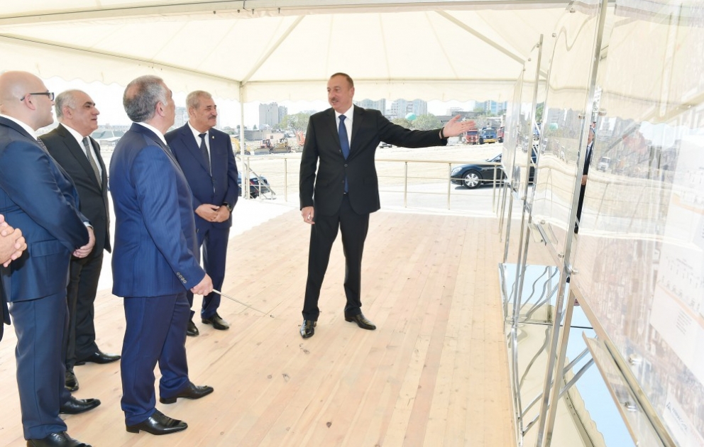 Le président Ilham Aliyev pose la première pierre d’une nouvelle infrastructure routière à Sovetski VIDEO
