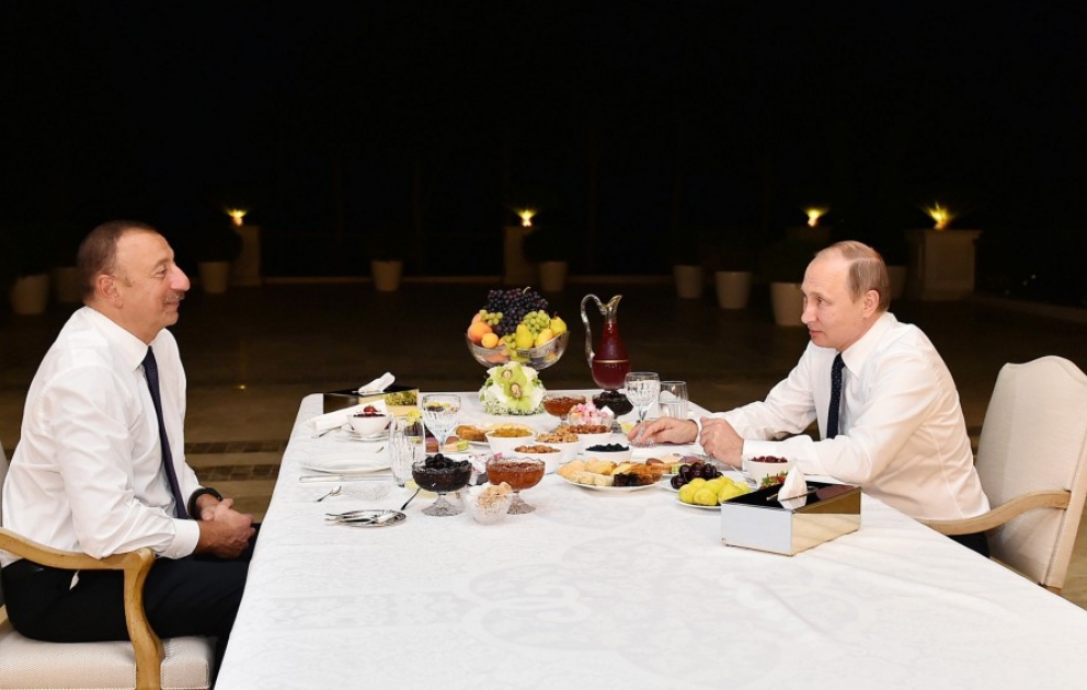 Präsident Ilham Aliyev lädt seinen russischen Amtskollegen zu sich ins Haus zum Teetrinken ein VIDEO