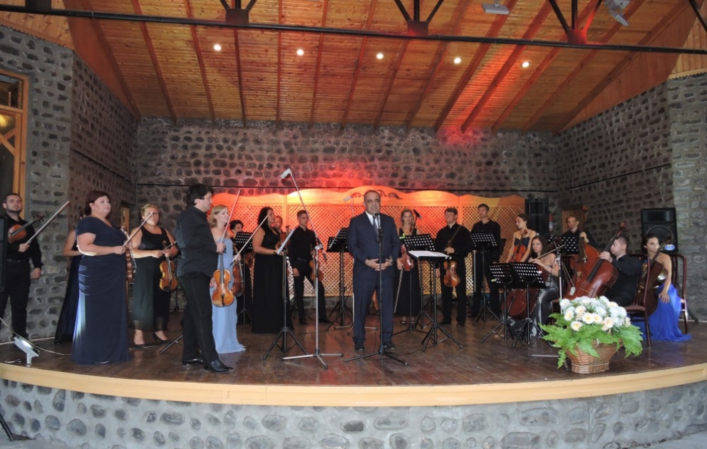 Qax şəhərinin qədim yaşayış məhəlləsi – “İçəribazar”da kamera musiqisi səsləndirilib VİDEO