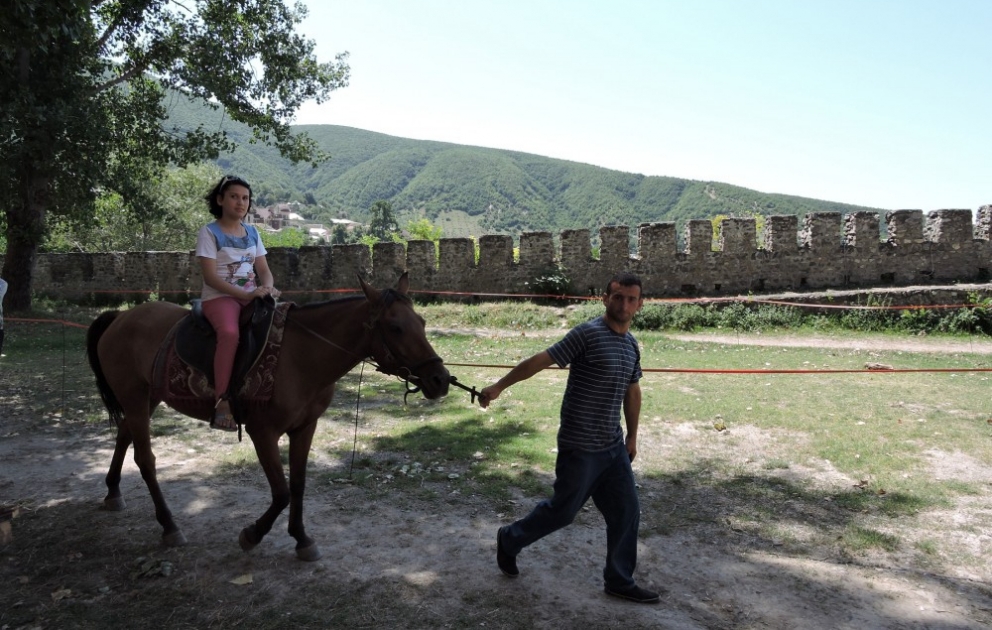 Şəkiyə gələn turistlər atla gəzintiyə üstünlük verirlər VİDEO