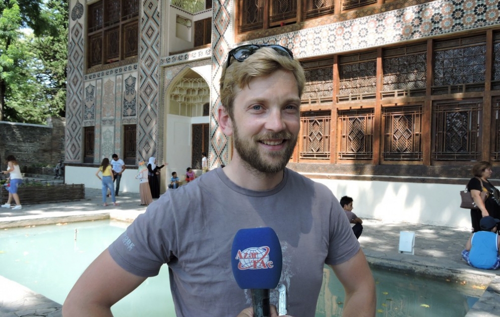 Fransalı turist: Azərbaycanın milli rəqslərini öyrənmək istərdim VİDEO