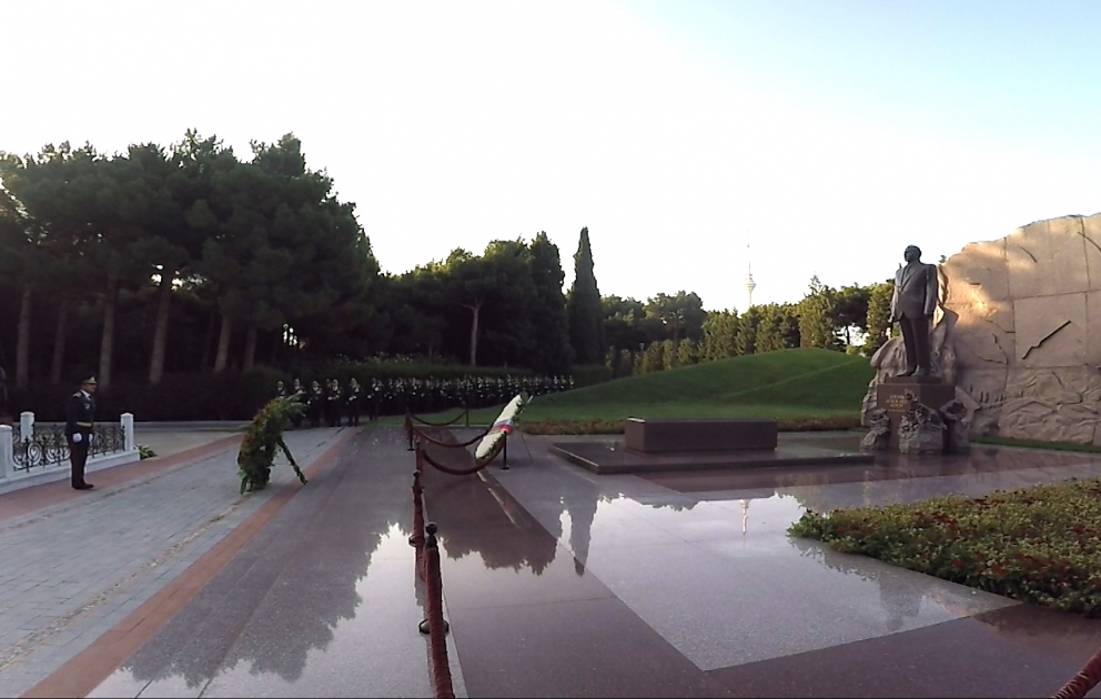 Dövlət Sərhəd Xidmətinin əməkdaşları ümummilli lider Heydər Əliyevin məzarını və Şəhidlər xiyabanını ziyarət ediblər VİDEO