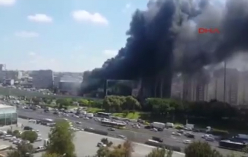 İstanbulda biznes mərkəzinin yerləşdiyi binada güclü yanğın olub VİDEO