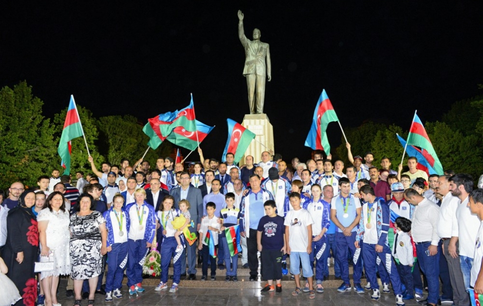 Olympioniken besuchen Denkmal vom Nationalleader Heydar Aliyev VIDEO