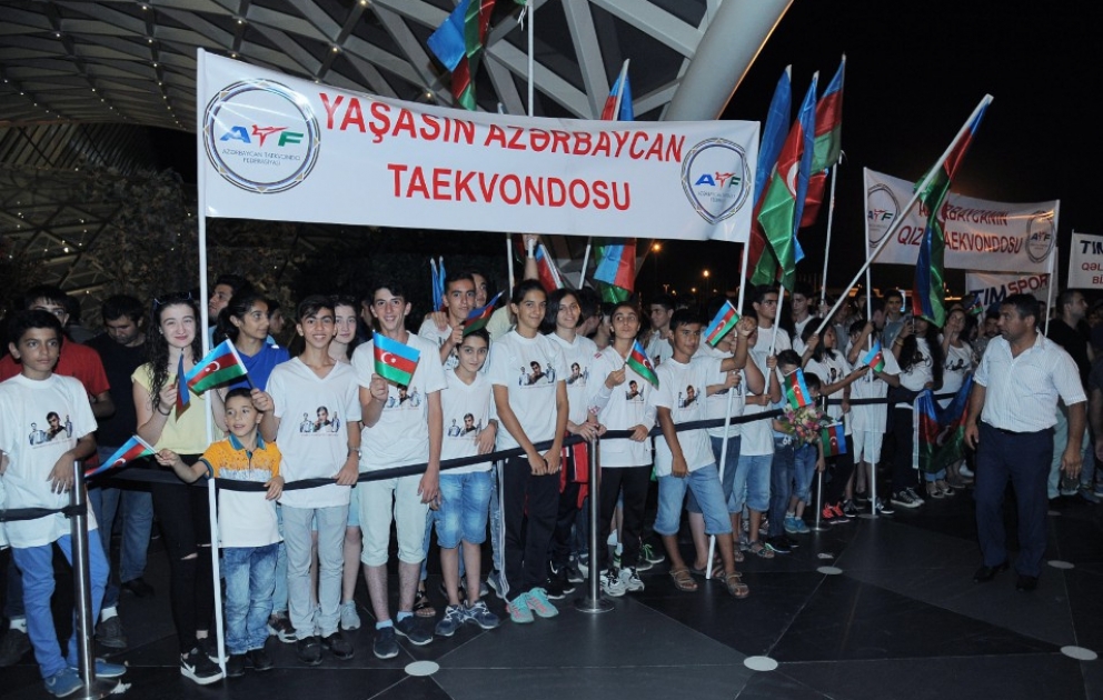 Team Azerbaijan return home from Rio Olympics VIDEO