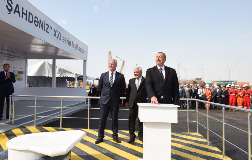Präsident Ilham Aliyev nimmt an der Veranstaltung zur Abfahrt eines Stützgerüstes für Plattform "Schah Denis-2" teil VIDEO