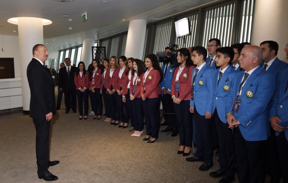 Präsident Ilham Aliyev trifft sich mit aserbaidschanischen Schacholympiateilnehmern VIDEO