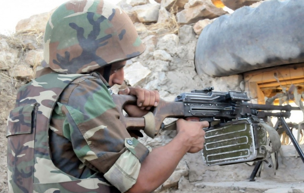 Armenische bewaffnete Einheiten beschießen aserbaidschanische Positionen mit überschweren Maschinengewehren VIDEO