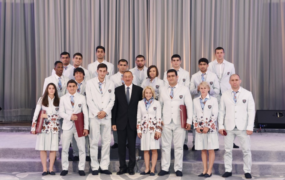 Präsident Ilham Aliyev trifft sich mit Aserbaidschans Olympia-Athleten VIDEO