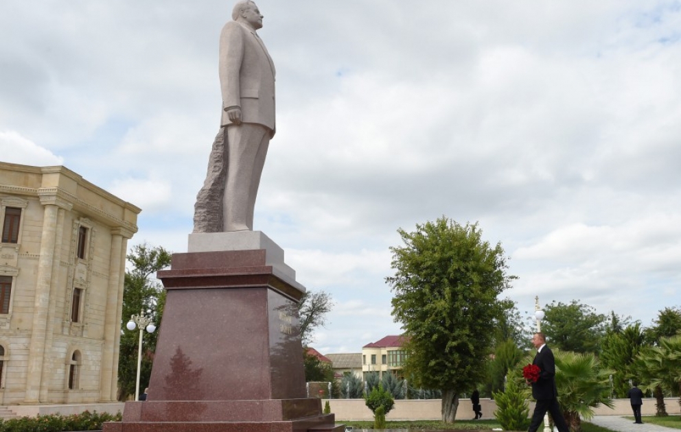 Präsident Ilham Aliyev im Rayon Salyan VIDEO
