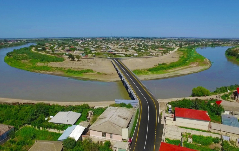 Präsident Ilham Aliyev weiht in Salyan neue Brücke ein VIDEO