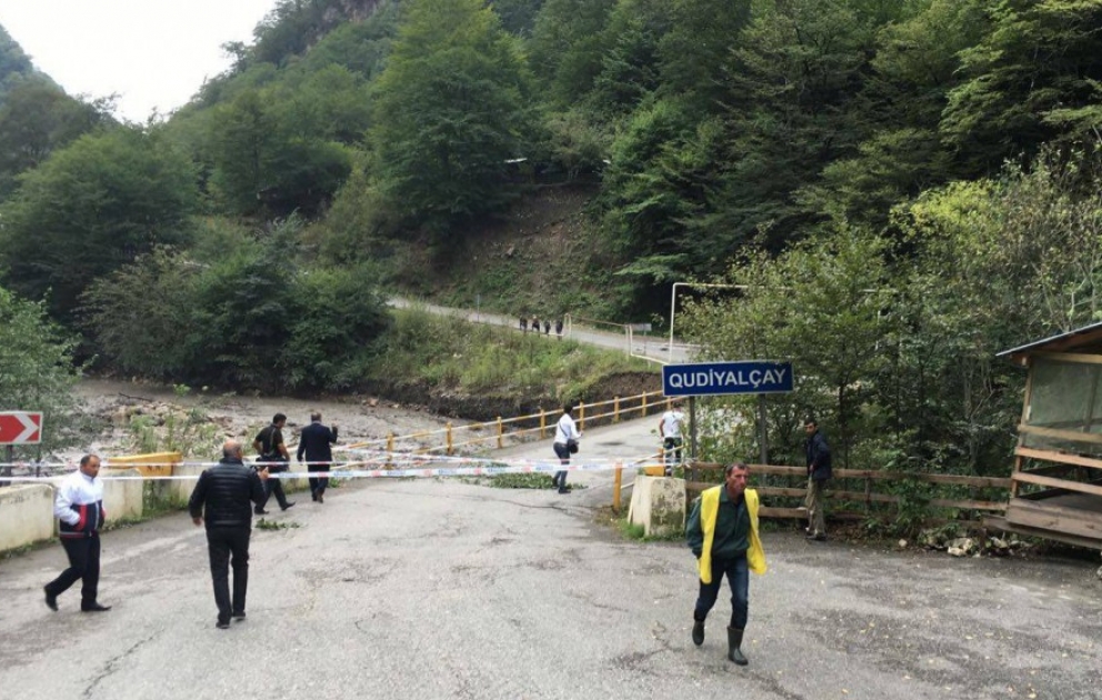 Quba-Xınalıq yolunda selin qəzalı vəziyyətə saldığı körpü bərpa olunur VİDEO