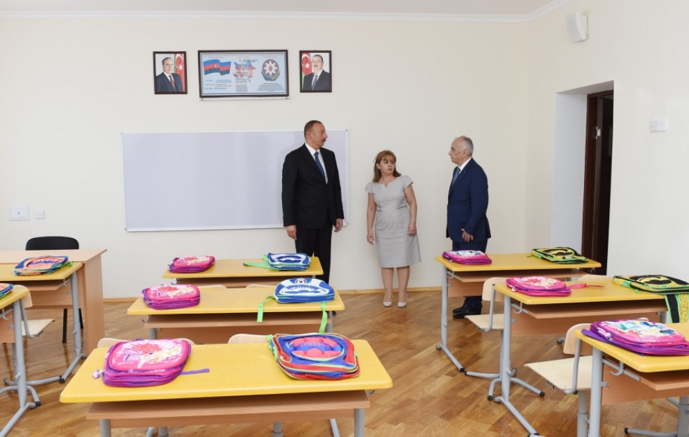Präsident Ilham Aliyev inspiziert im neuen Gebäude der Schule Nr.245 geschaffenen Bedingungen VIDEO