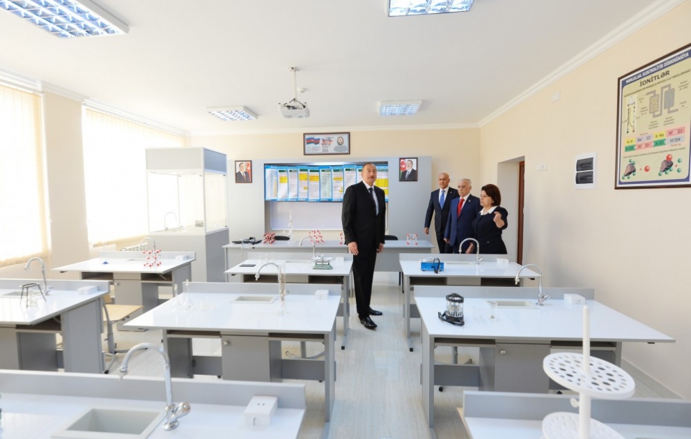 Präsident Ilham Aliyev inspiziert aktuellen Zustand der Schule Nr. 229 nach vollständiger Rekonstruktion VIDEO