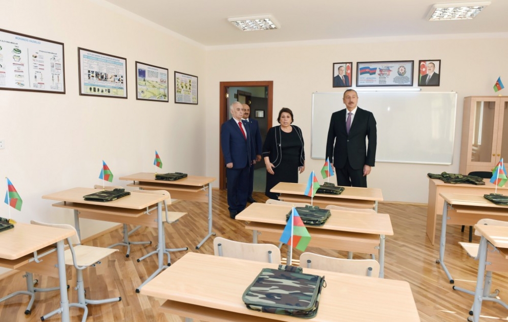 Präsident Ilham Aliyev inspiziert Schule Nr. 247 nach gründlicher Renovierung VIDEO