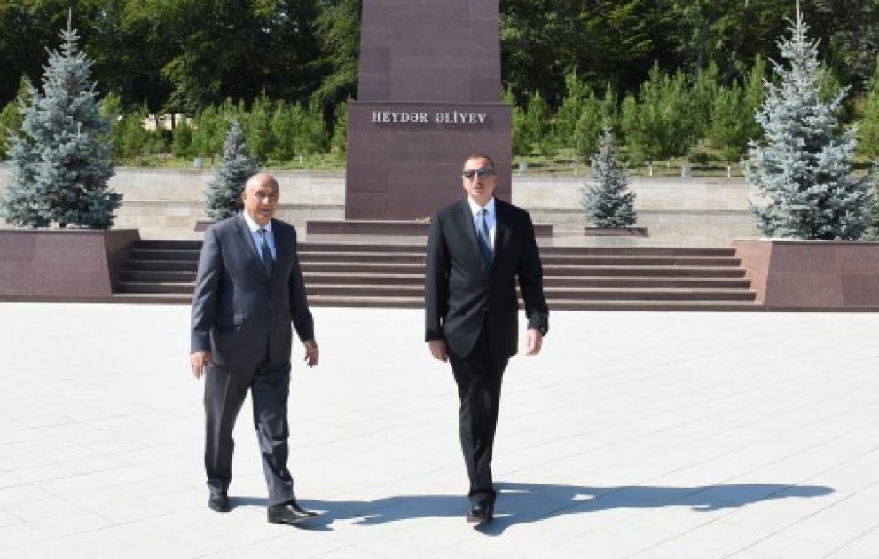 President Ilham Aliyev visited statue of national leader Heydar Aliyev in Qusar VIDEO