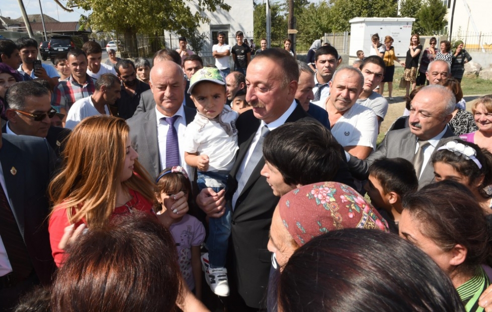 Präsident Ilham Aliyev kommt mit Bewohnern der Stadt Khudat zusammen VIDEO