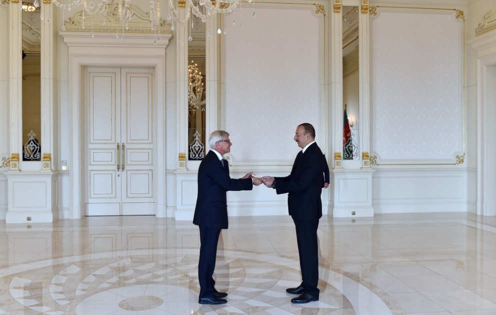 Präsident Ilham Aliyev nimmt Beglaubigungsschreiben von neuem Botschafter der Niederlande entgegen VIDEO