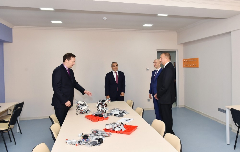 Le président Ilham Aliyev visite l’académie IT STEP du Lycée professionnel No9 à Bakou VIDEO