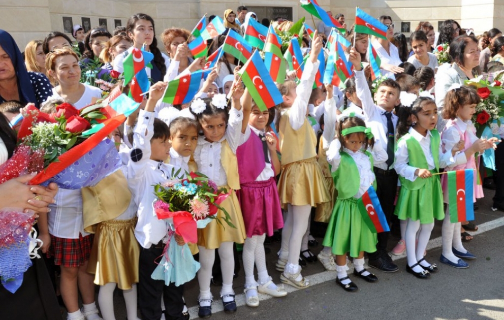 Sumqayıtlı və Qubadlılı məktəblilər yeni dərs ilini bayram əhval-ruhiyyəsi ilə qeyd ediblər VİDEO