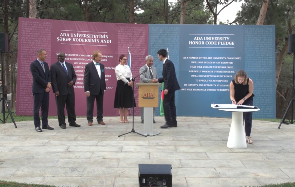 “ADA” Universitetinə yeni qəbul olunan tələbələr “şərəf andı” içiblər VİDEO