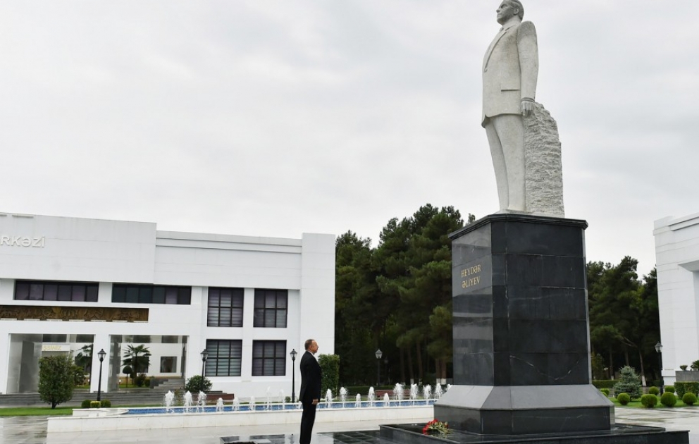 Prezident İlham Əliyev Sabirabadda ulu öndər Heydər Əliyevin abidəsini ziyarət edib VİDEO