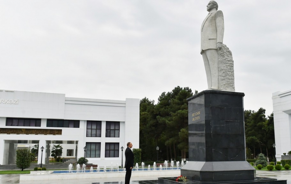 Le président Ilahm Aliyev a visité le monument du leader national Heydar Aliyev à Sabirabad VIDEO