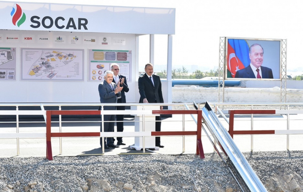 Präsident Ilham Aliyev nimmt an Grundsteinlegung neuer Anlage für Bitumenproduktion teil VIDEO