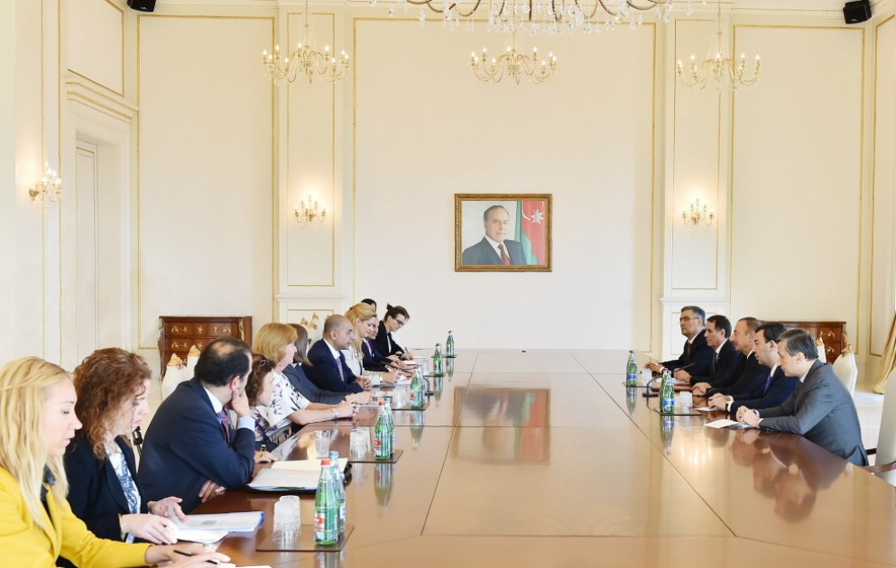 Ilham Aliyev reçoit une délégation de la Commission de coopération parlementaire UE-Azerbaïdjan VIDEO