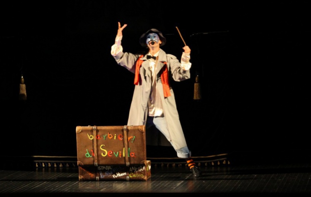 Şəki Beynəlxalq Teatr Festivalında Coakkino Rossininin “Seviliya bərbəri” əsəri oynanılıb VİDEO