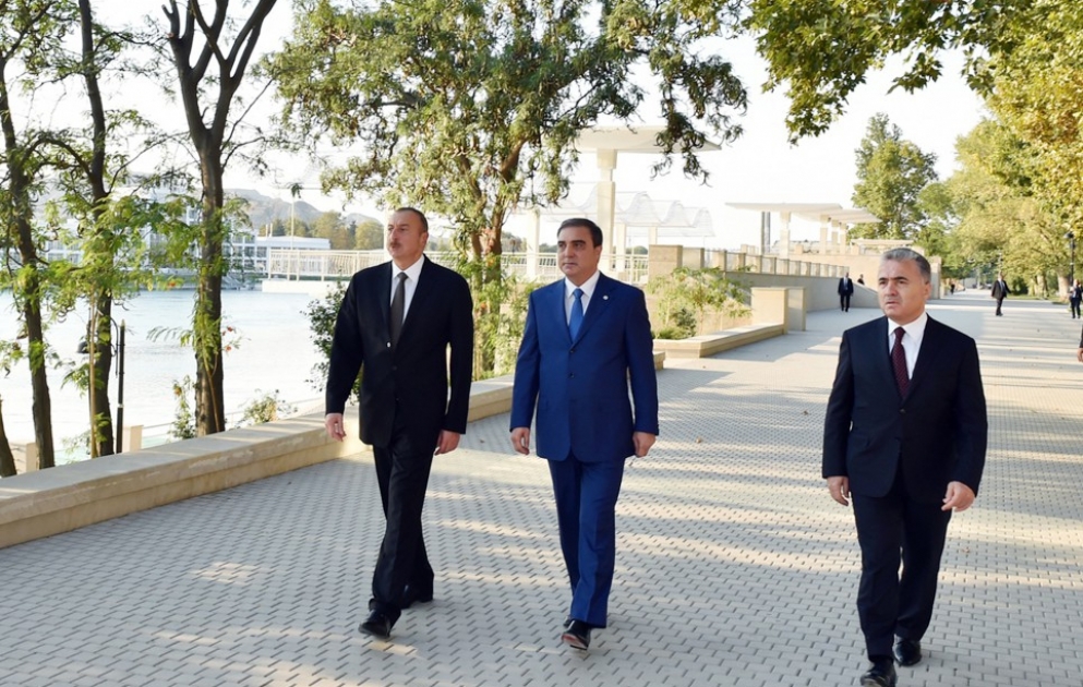 Prezident İlham Əliyev Mingəçevirdə aparılan abadlıq və tikinti işləri ilə tanış olub [YENİLƏNİB] VİDEO