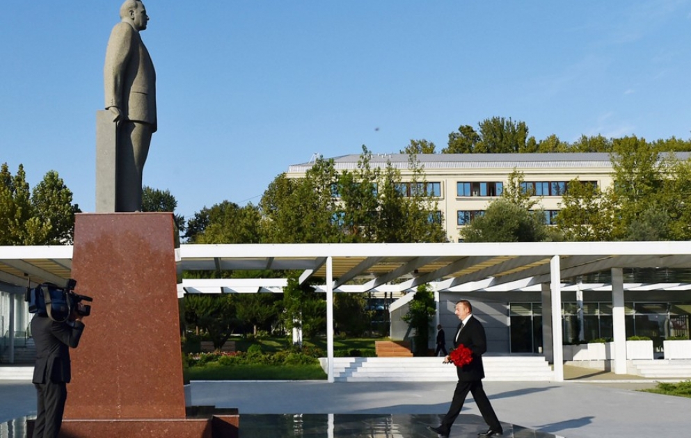 Посещение памятника великому лидеру Гейдару Алиеву в Мингячевире [ОБНОВЛЕНО] ВИДЕО