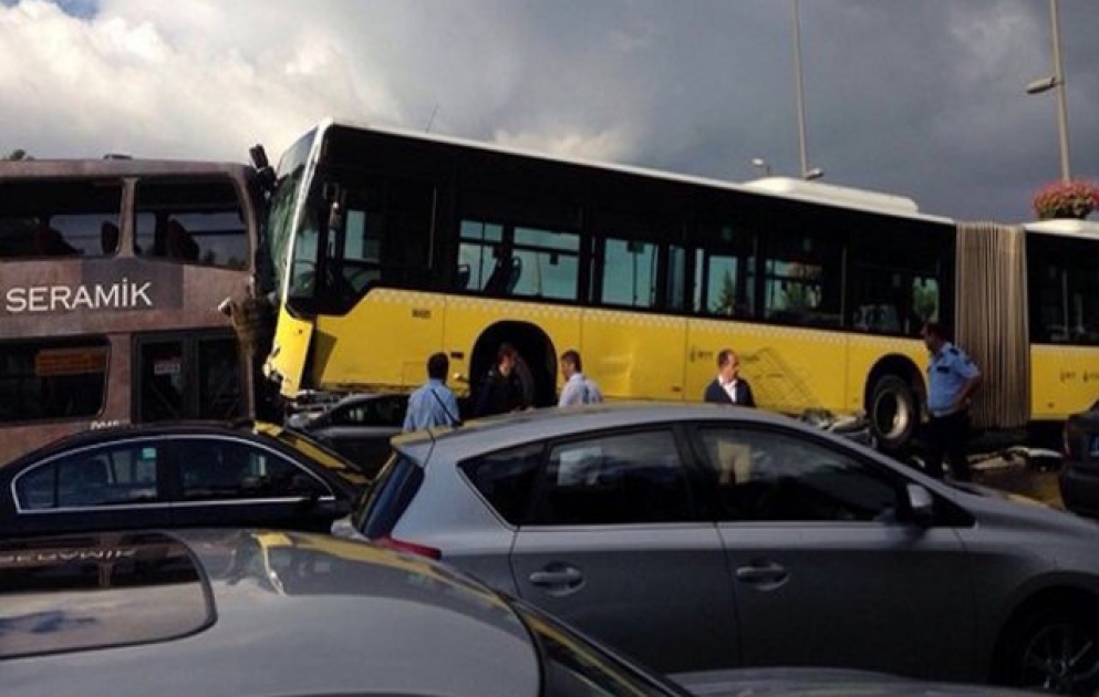 İstanbulda idarəetməni itirən metrobus ağır qəza törədib VİDEO