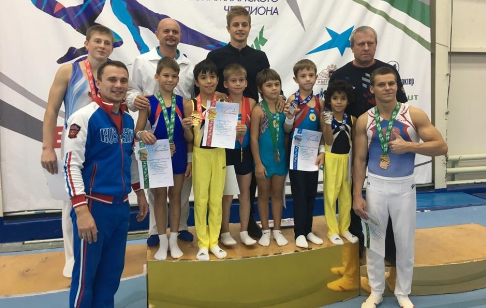 Azərbaycan gimnastları Olimpiya çempionu Yevgeni Podqornının mükafatlarına sahib olublar VİDEO