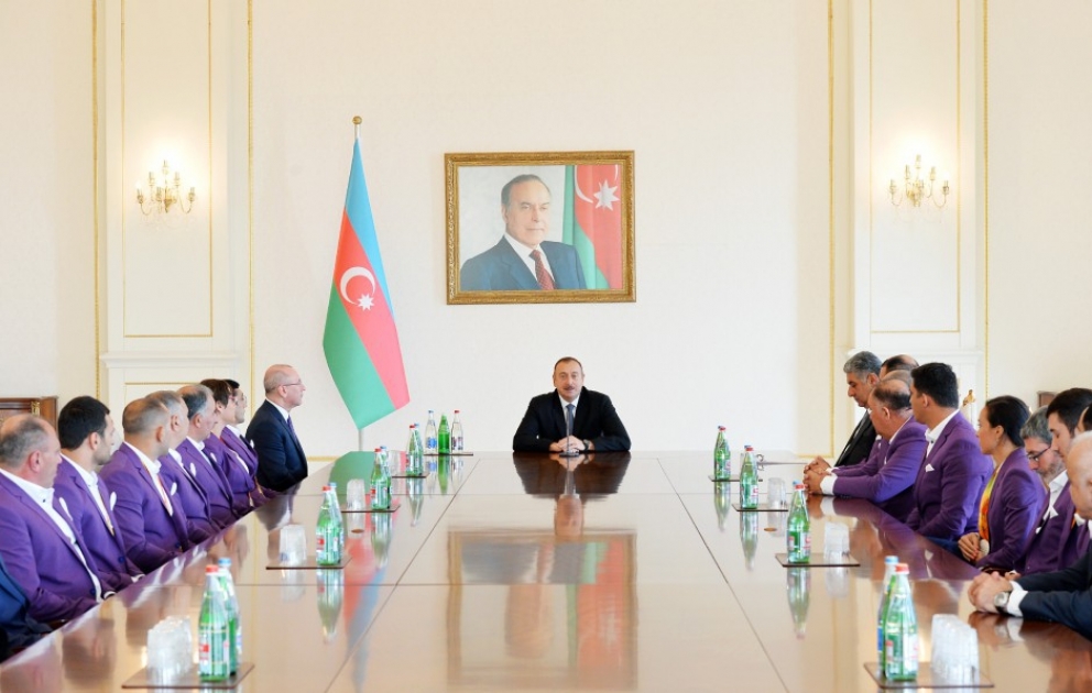Präsident Ilham Aliyev trifft mit Paralympioniken zusammen VIDEO