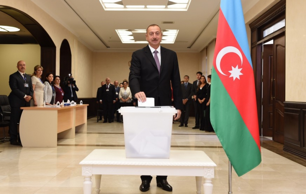 Azərbaycan Prezidenti İlham Əliyev Bakıdakı 6 saylı seçki məntəqəsində səs verib [YENİLƏNİB] VİDEO