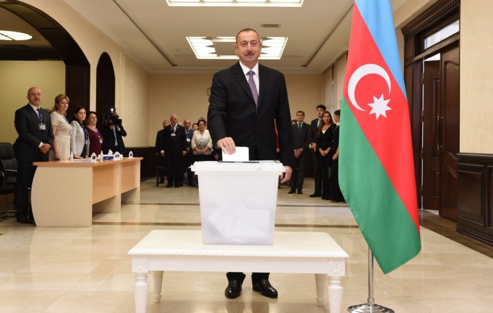 Aserbaidschans Präsident Ilham Aliyev stimmt im Wahllokal Nr. 6 VIDEO