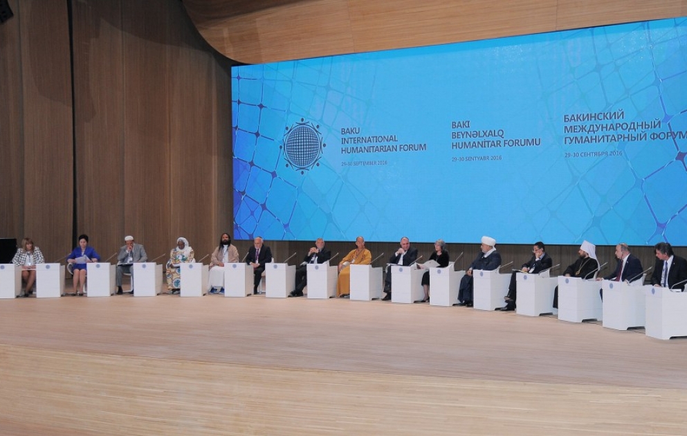 Beşinci Bakı Beynəlxalq Humanitar Forumu işini plenar iclasla davam etdirib [YENİLƏNİB] VİDEO