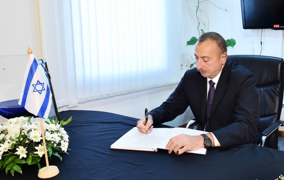 Le président Ilham Aliyev s’est rendu à l’ambassade d’Israël à Bakou pour présenter ses condoléances suite au décès de Shimon Peres VIDEO