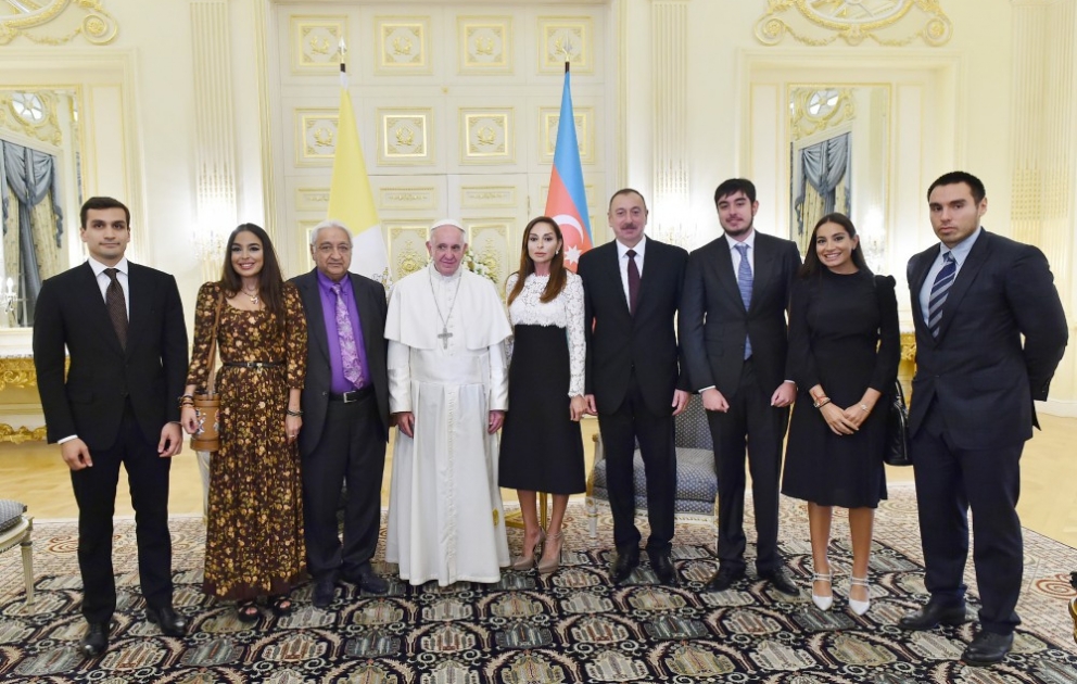 Aserbaidschans Präsident Ilham Aliyev trifft sich mit dem Papst Franziskus VIDEO